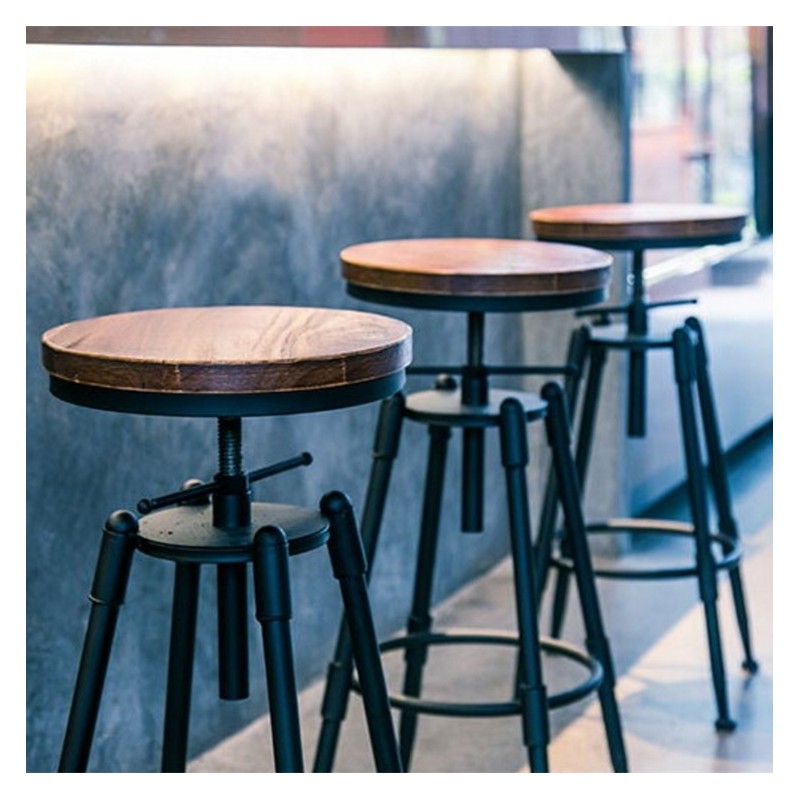 Барные стулья в интерьере. Деревянная барная стойка. Пустой стул в баре. Стулья для кофейни. Стулья в баре.